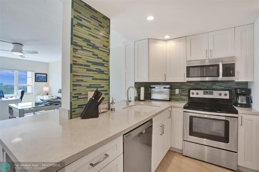 For Sale: $549,000 (1 beds, 2 baths, 686 Square Feet)