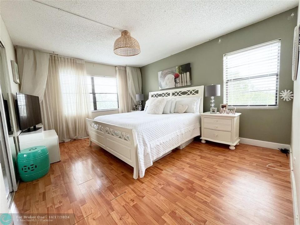 For Sale: $280,000 (2 beds, 2 baths, 1015 Square Feet)