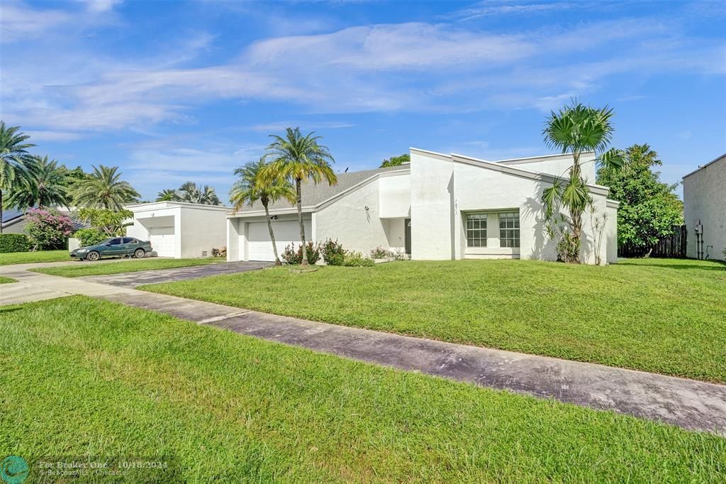 For Sale: $595,000 (3 beds, 2 baths, 1949 Square Feet)