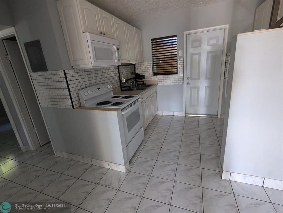 For Sale: $1,990 (2 beds, 1 baths, 2916 Square Feet)