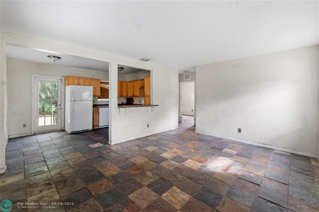 For Sale: $349,900 (2 beds, 1 baths, 720 Square Feet)