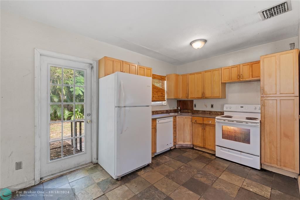 For Sale: $349,900 (2 beds, 1 baths, 720 Square Feet)