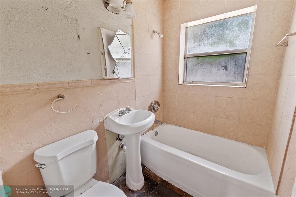 For Sale: $349,900 (2 beds, 1 baths, 720 Square Feet)