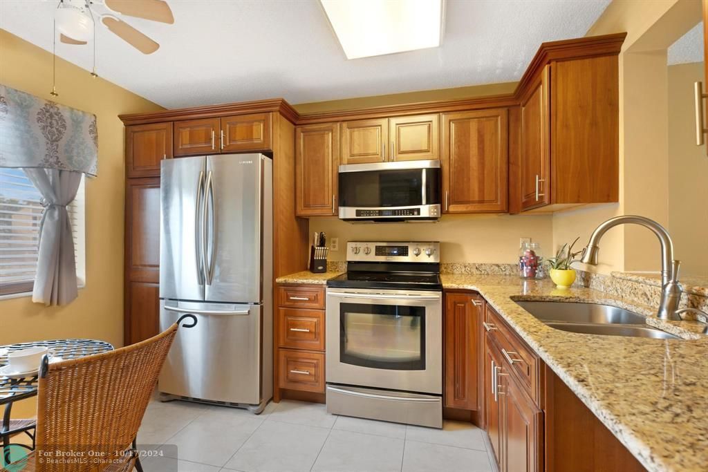 For Sale: $212,000 (2 beds, 2 baths, 1040 Square Feet)