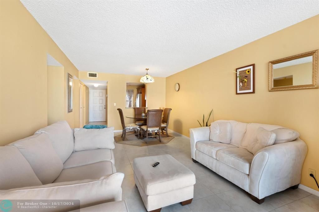 For Sale: $212,000 (2 beds, 2 baths, 1040 Square Feet)