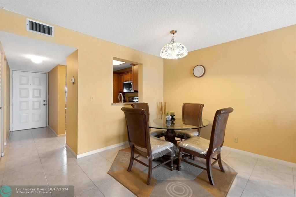 For Sale: $212,000 (2 beds, 2 baths, 1040 Square Feet)