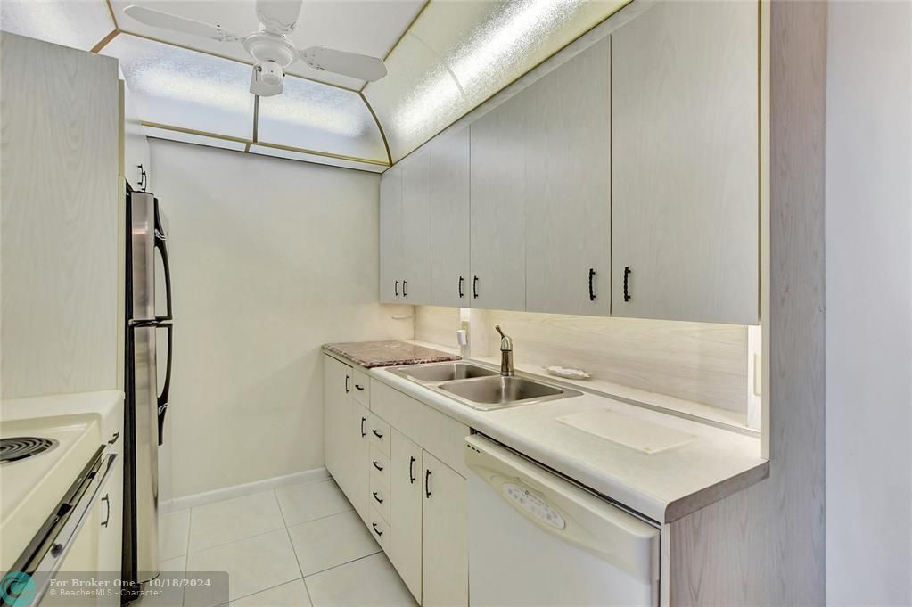 For Rent: $2,200 (1 beds, 1 baths, 738 Square Feet)