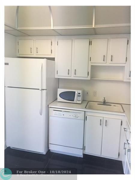 For Rent: $1,900 (1 beds, 1 baths, 741 Square Feet)