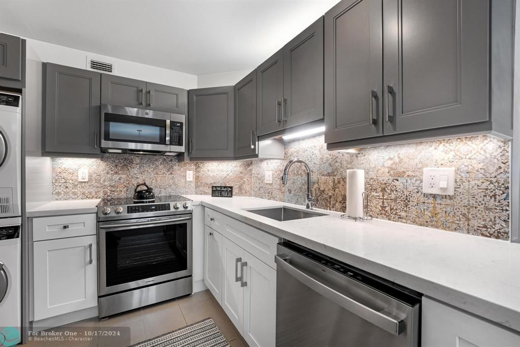 For Sale: $409,900 (2 beds, 2 baths, 1180 Square Feet)