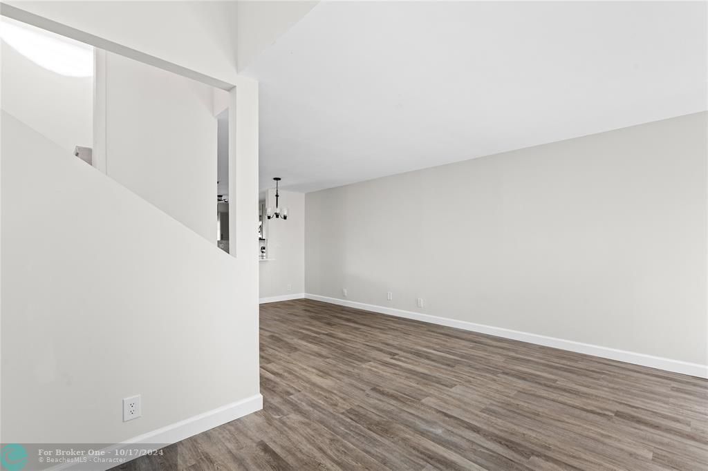 For Sale: $409,990 (2 beds, 1 baths, 888 Square Feet)