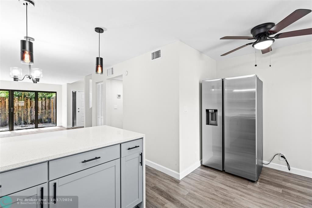 For Sale: $409,990 (2 beds, 1 baths, 888 Square Feet)