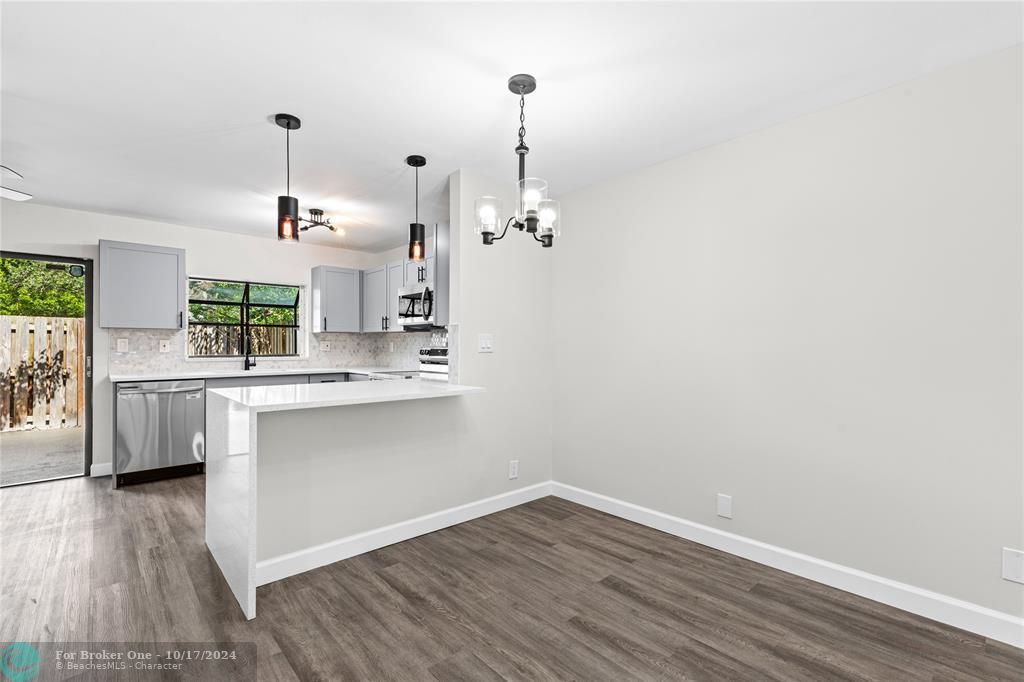 For Sale: $409,990 (2 beds, 1 baths, 888 Square Feet)