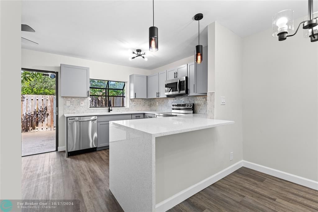 For Sale: $409,990 (2 beds, 1 baths, 888 Square Feet)