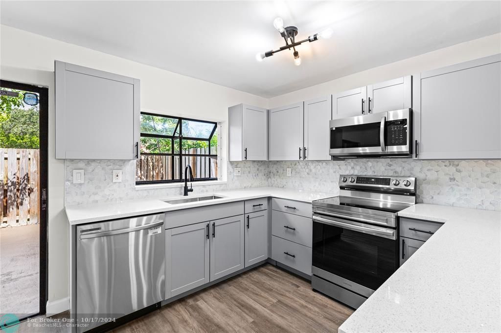 For Sale: $409,990 (2 beds, 1 baths, 888 Square Feet)