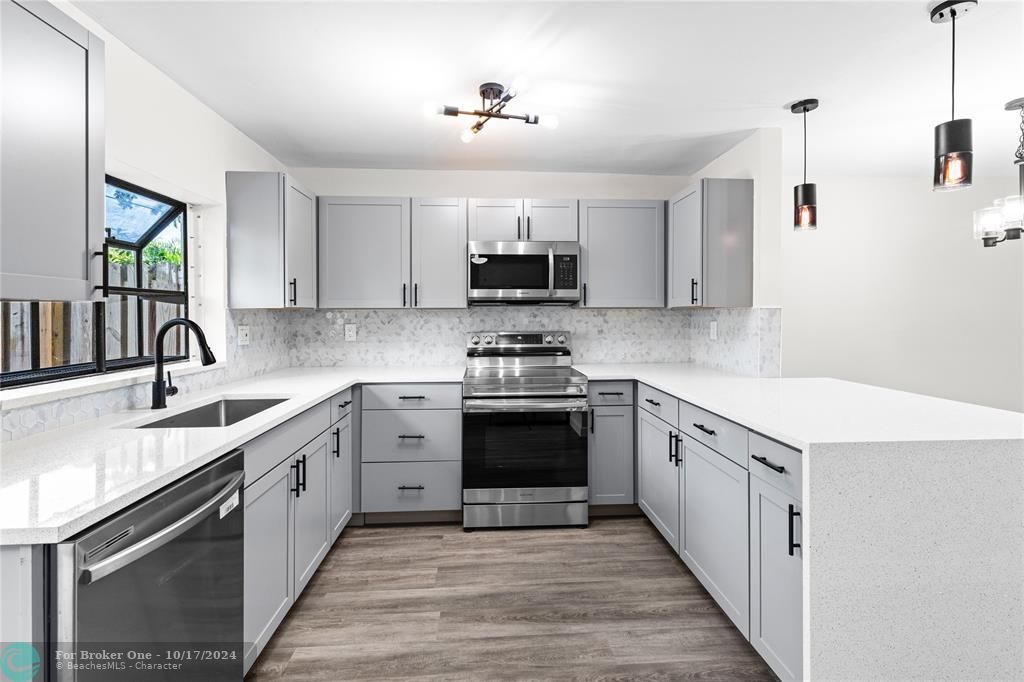 For Sale: $409,990 (2 beds, 1 baths, 888 Square Feet)