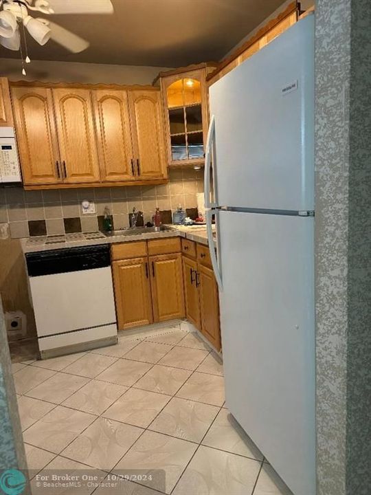 For Sale: $129,000 (1 beds, 1 baths, 850 Square Feet)