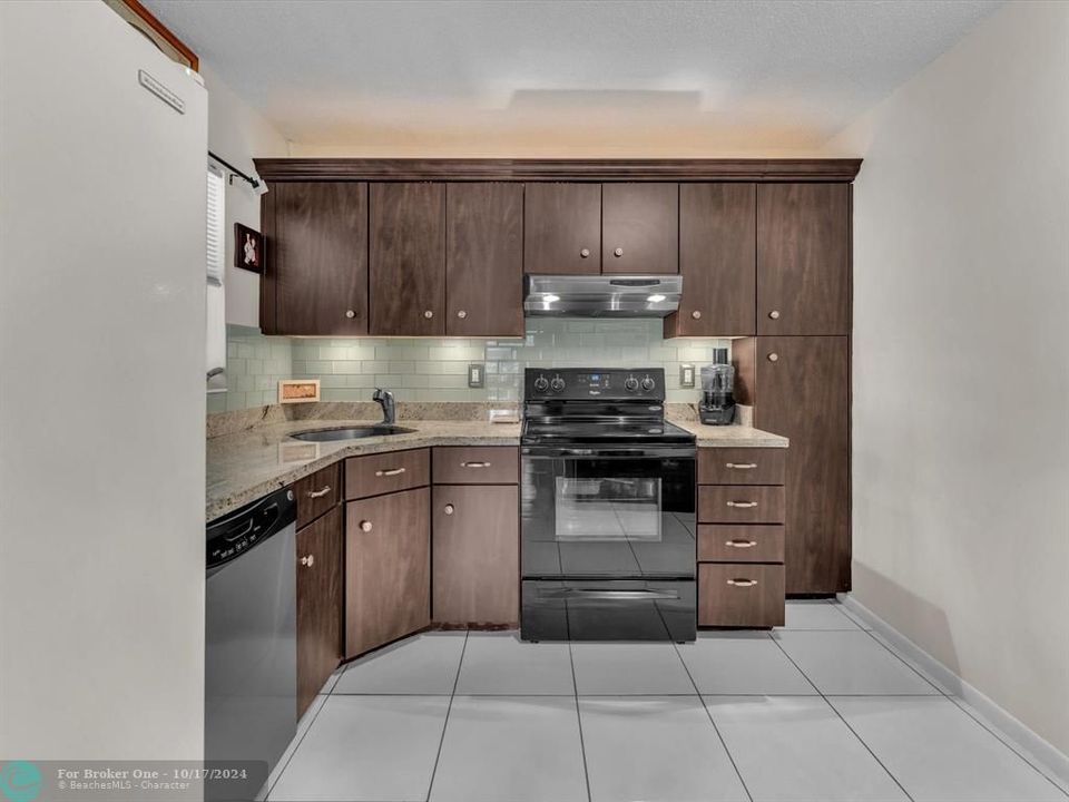 For Sale: $280,000 (2 beds, 2 baths, 982 Square Feet)