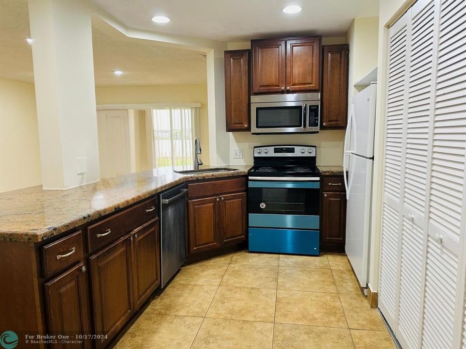 For Sale: $229,000 (2 beds, 2 baths, 1020 Square Feet)