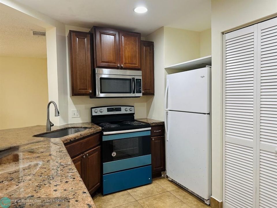 For Sale: $229,000 (2 beds, 2 baths, 1020 Square Feet)