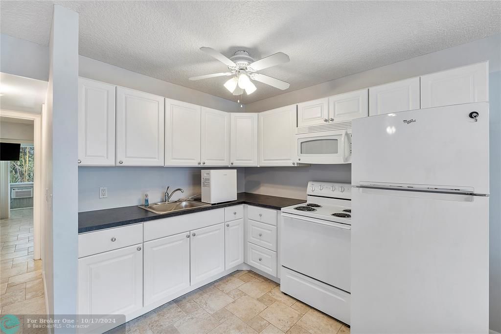 For Sale: $110,000 (1 beds, 1 baths, 593 Square Feet)