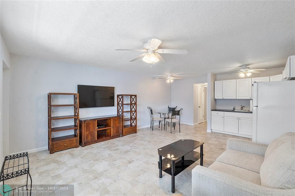 For Sale: $110,000 (1 beds, 1 baths, 593 Square Feet)