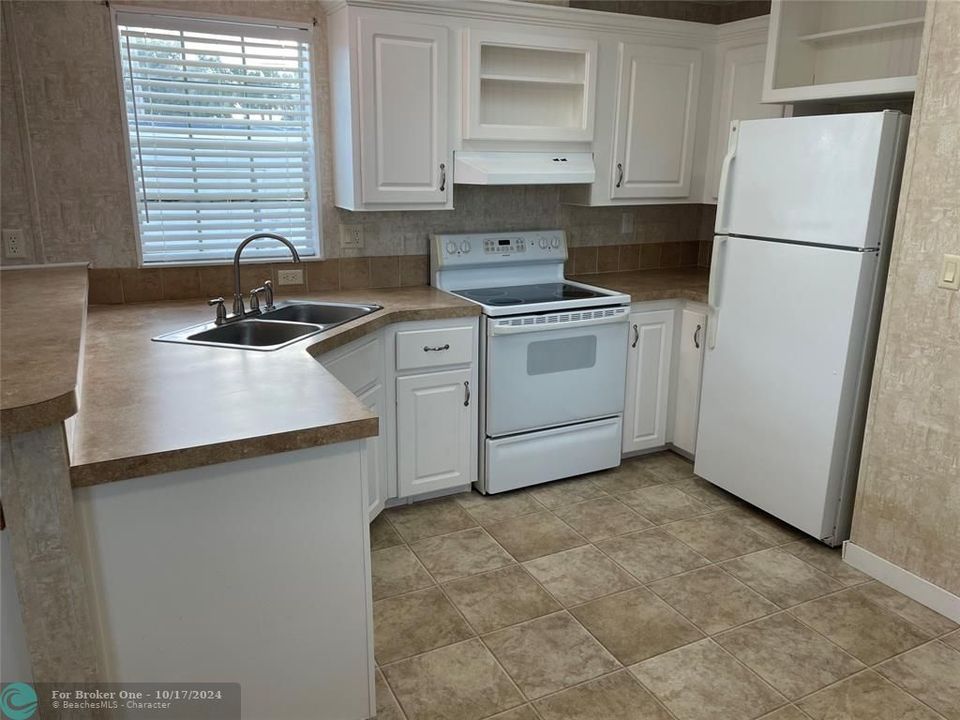 For Sale: $199,900 (2 beds, 1 baths, 700 Square Feet)