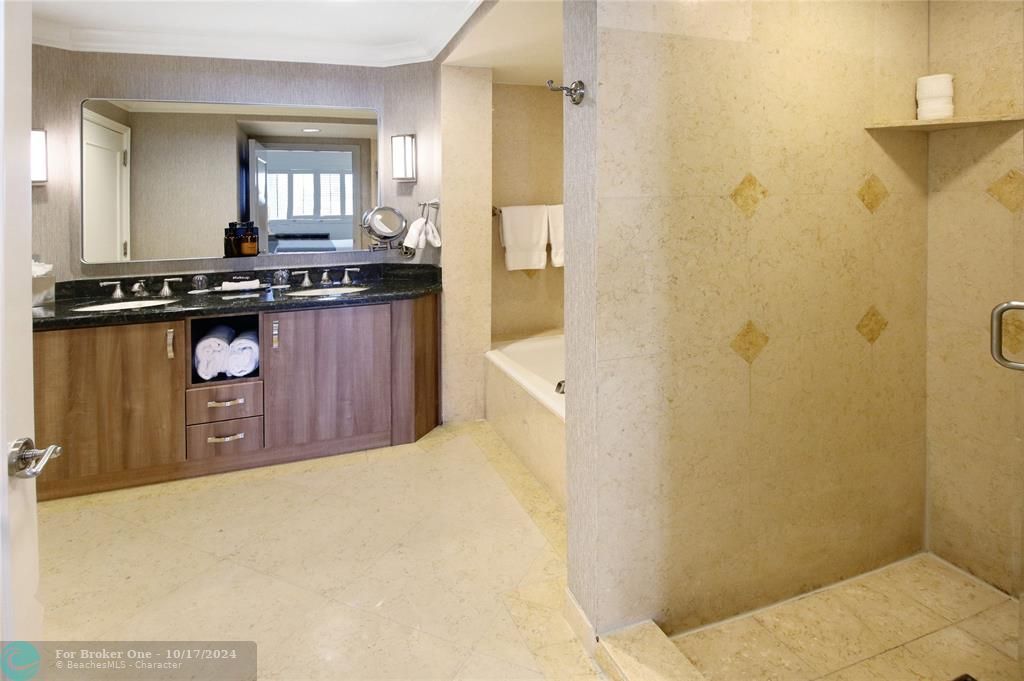 For Sale: $585,000 (1 beds, 1 baths, 787 Square Feet)