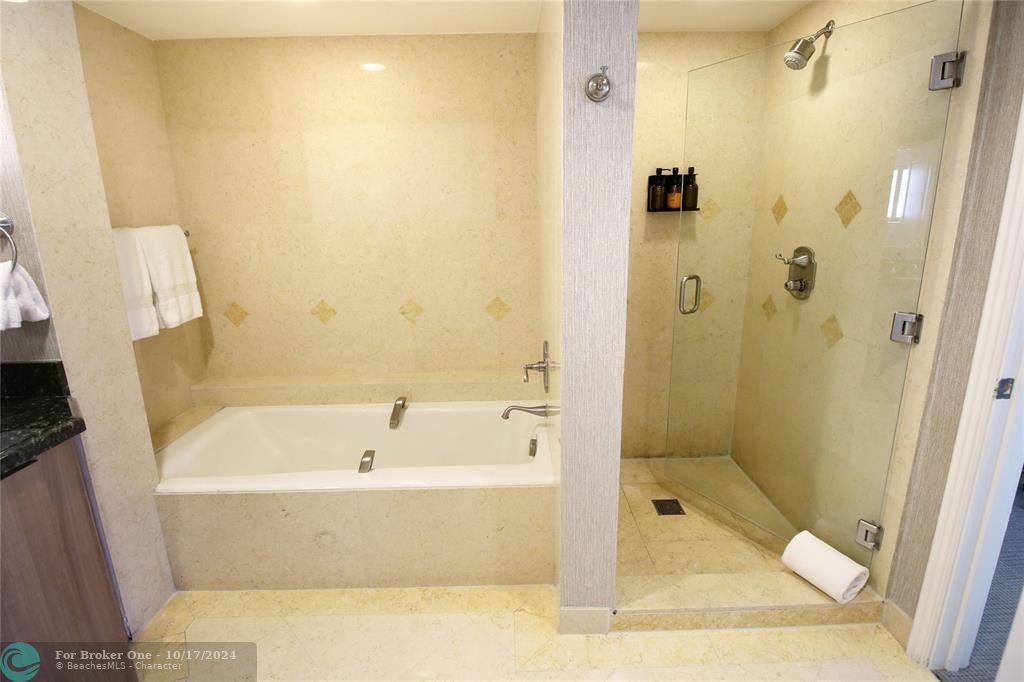 For Sale: $585,000 (1 beds, 1 baths, 787 Square Feet)