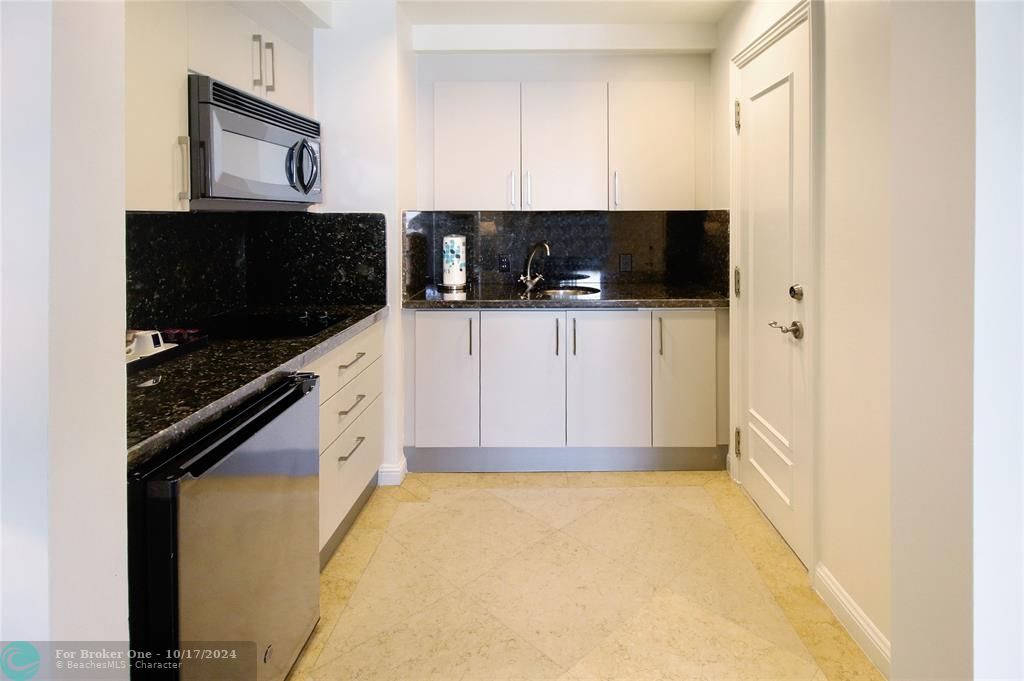 For Sale: $585,000 (1 beds, 1 baths, 787 Square Feet)