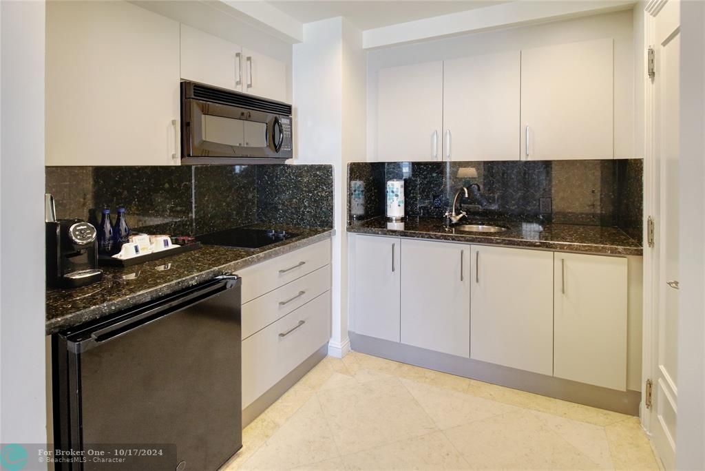 For Sale: $585,000 (1 beds, 1 baths, 787 Square Feet)