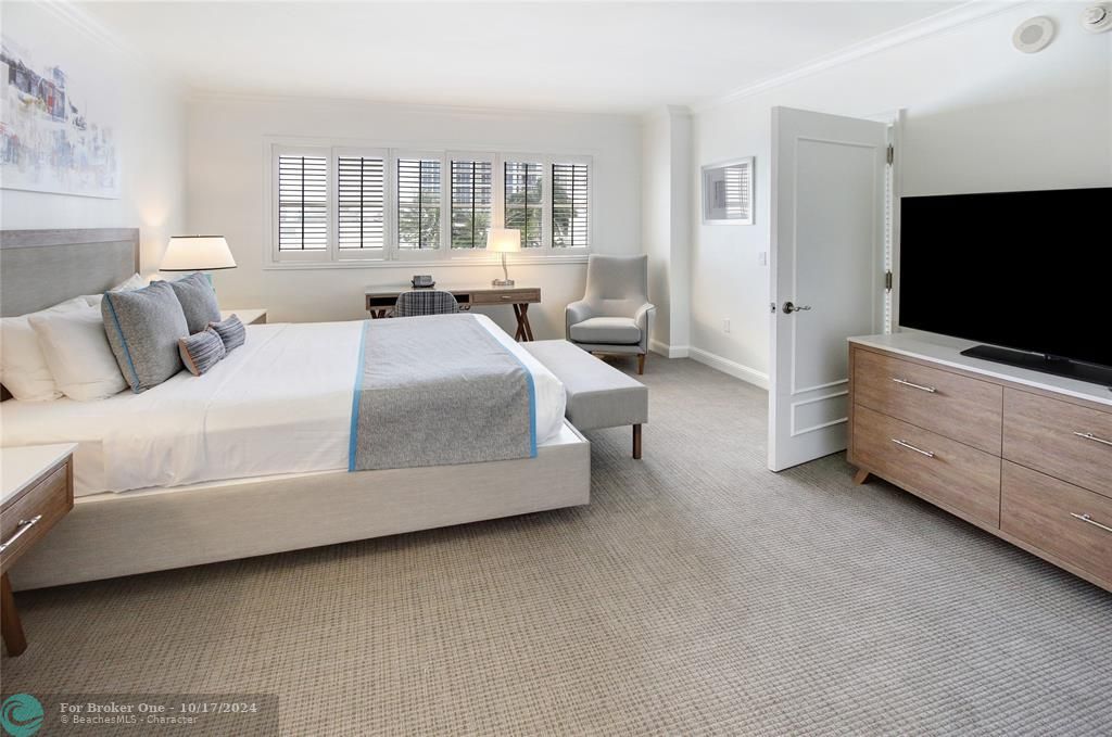 For Sale: $585,000 (1 beds, 1 baths, 787 Square Feet)