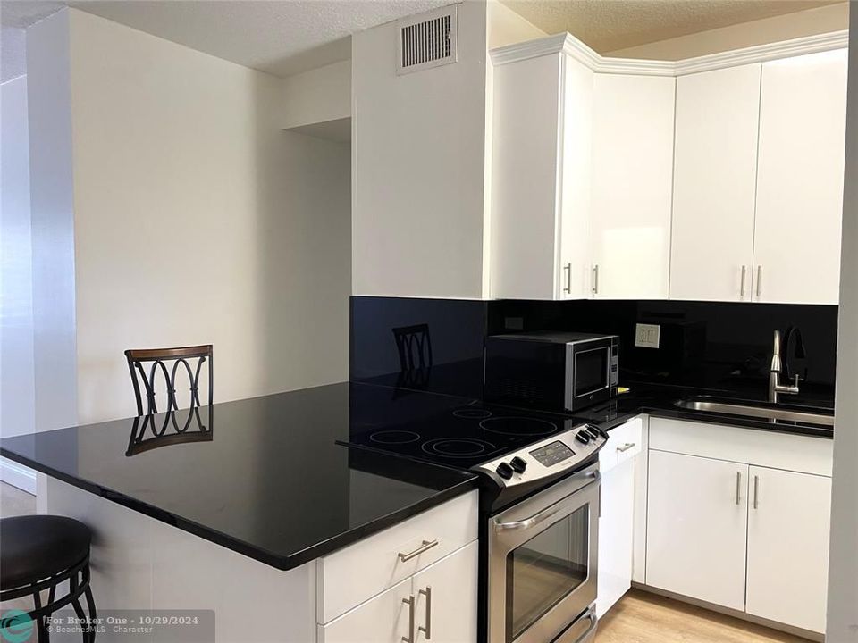 For Sale: $240,000 (1 beds, 1 baths, 949 Square Feet)