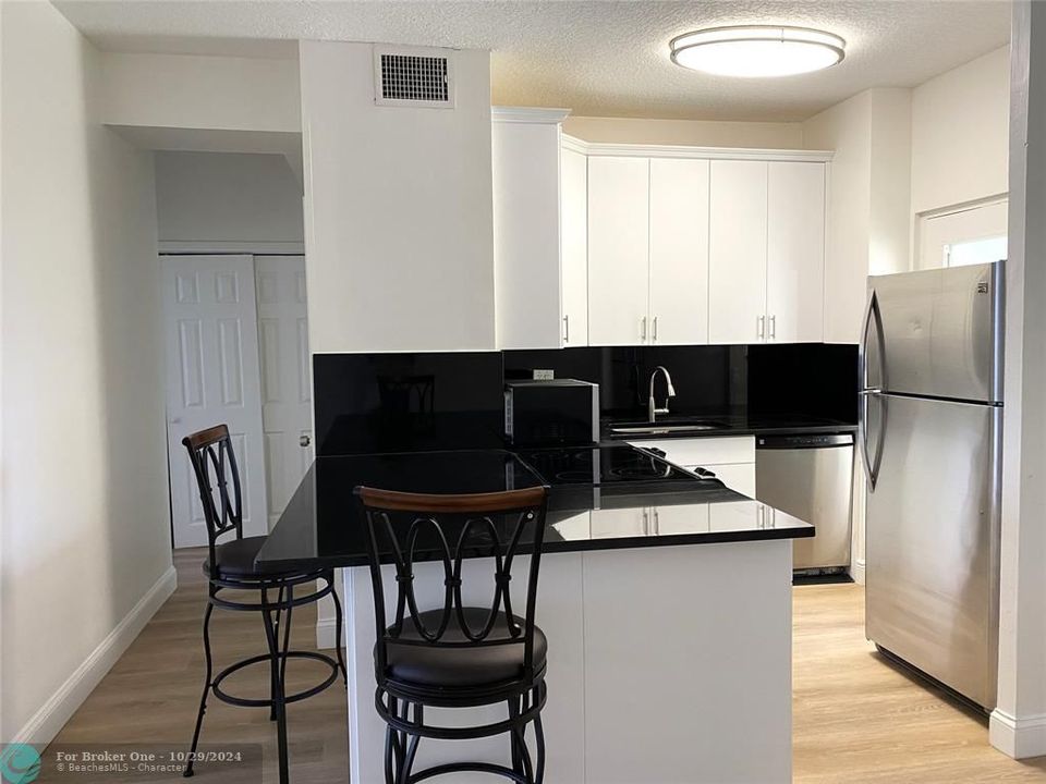 For Sale: $240,000 (1 beds, 1 baths, 949 Square Feet)