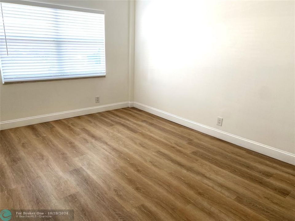 For Sale: $240,000 (1 beds, 1 baths, 949 Square Feet)