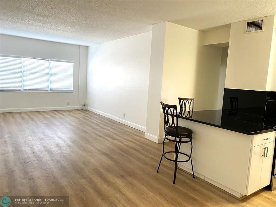 For Sale: $240,000 (1 beds, 1 baths, 949 Square Feet)