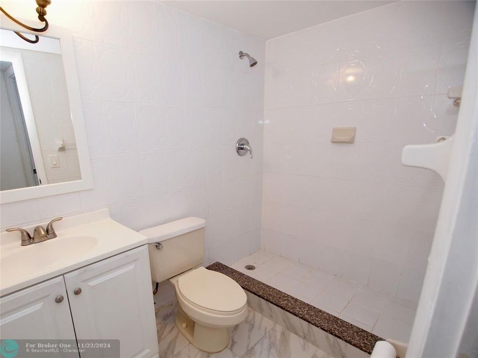 Active With Contract: $1,900 (2 beds, 2 baths, 1000 Square Feet)