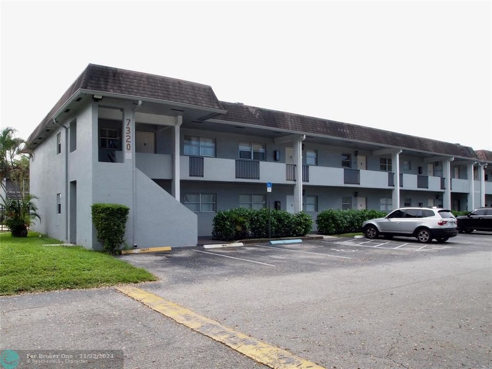 Active With Contract: $1,900 (2 beds, 2 baths, 1000 Square Feet)