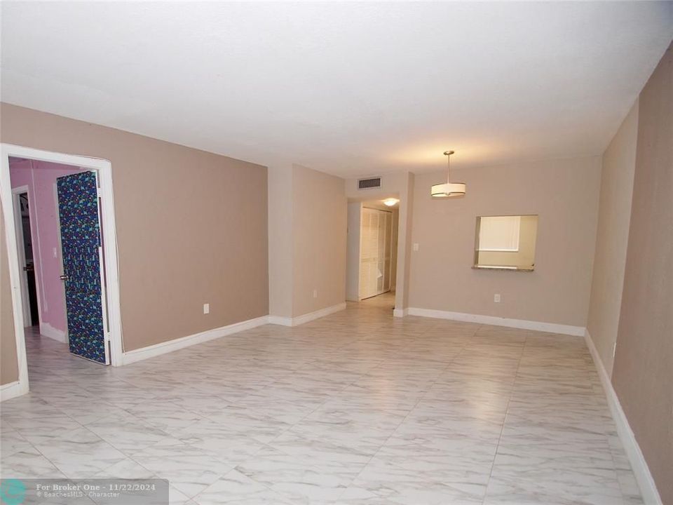 Active With Contract: $1,900 (2 beds, 2 baths, 1000 Square Feet)