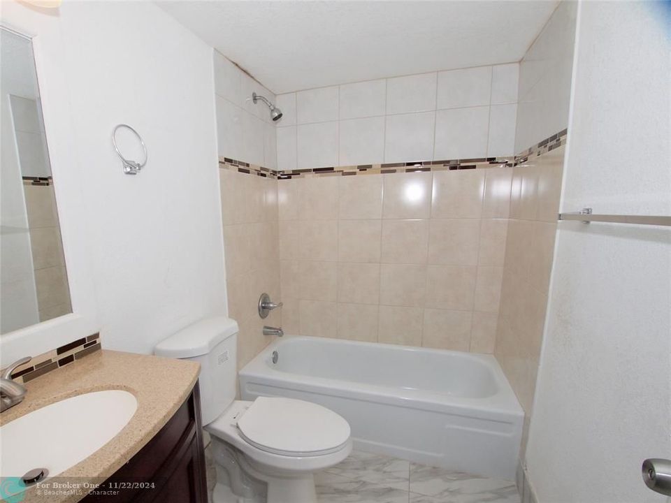 Active With Contract: $1,900 (2 beds, 2 baths, 1000 Square Feet)