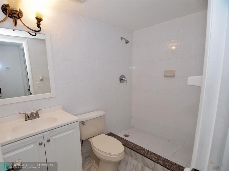 Active With Contract: $1,900 (2 beds, 2 baths, 1000 Square Feet)