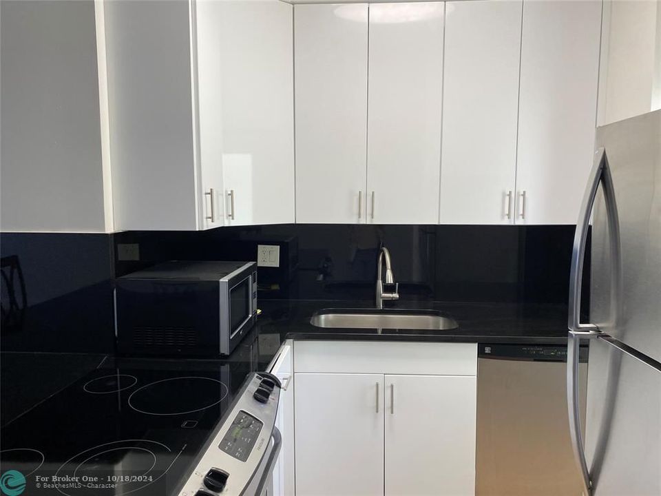 For Rent: $1,950 (1 beds, 1 baths, 949 Square Feet)