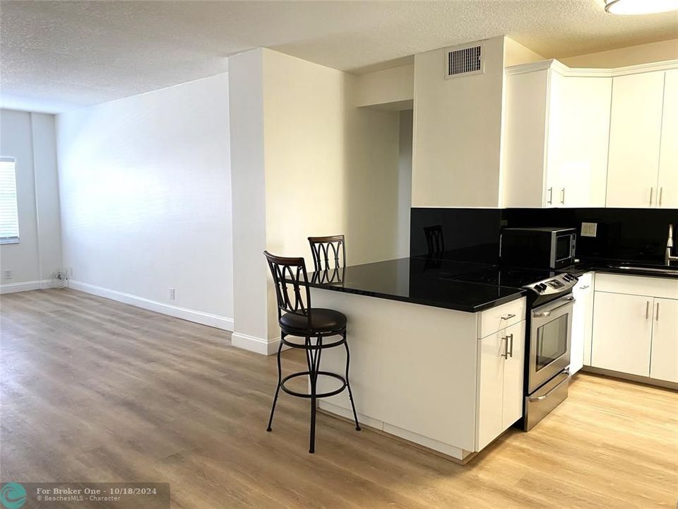 For Rent: $1,950 (1 beds, 1 baths, 949 Square Feet)