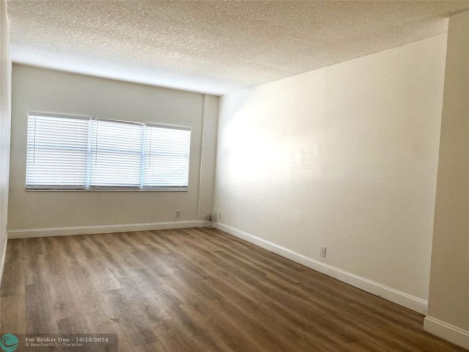 For Rent: $1,950 (1 beds, 1 baths, 949 Square Feet)