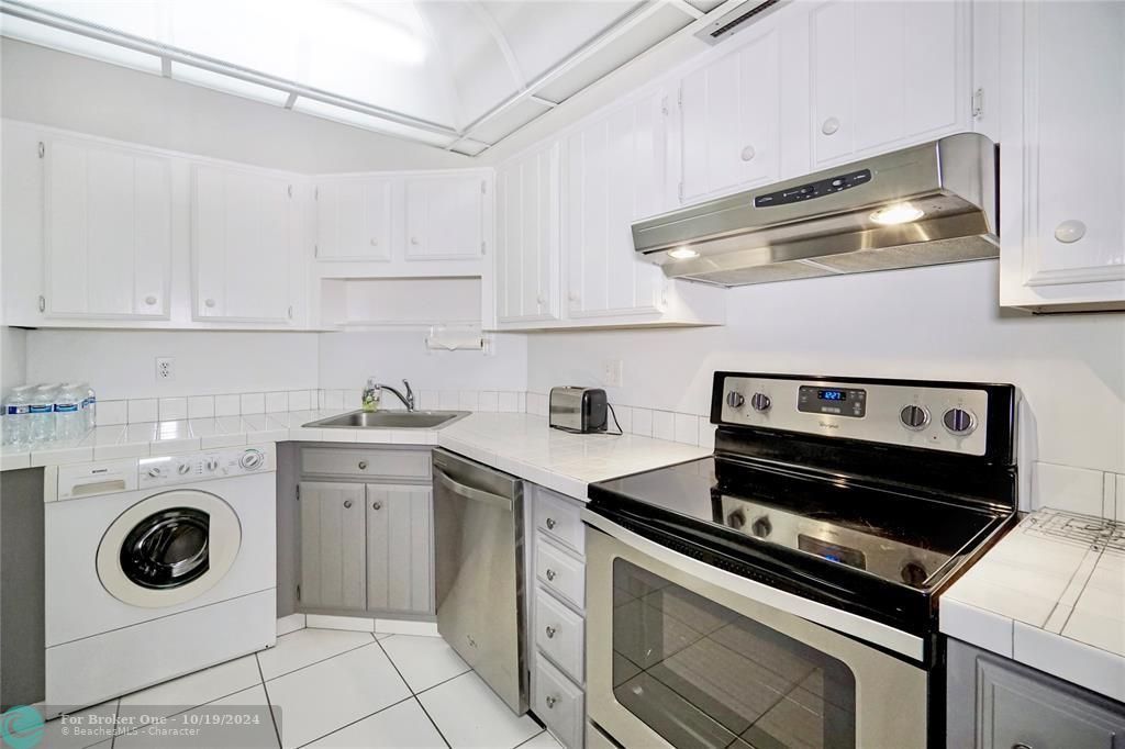 For Rent: $2,200 (2 beds, 2 baths, 1116 Square Feet)