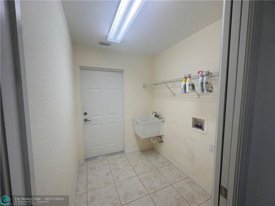 For Sale: $250,000 (2 beds, 2 baths, 1716 Square Feet)