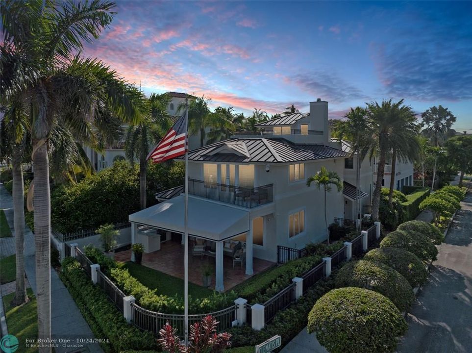 For Sale: $5,995,000 (5 beds, 5 baths, 5968 Square Feet)