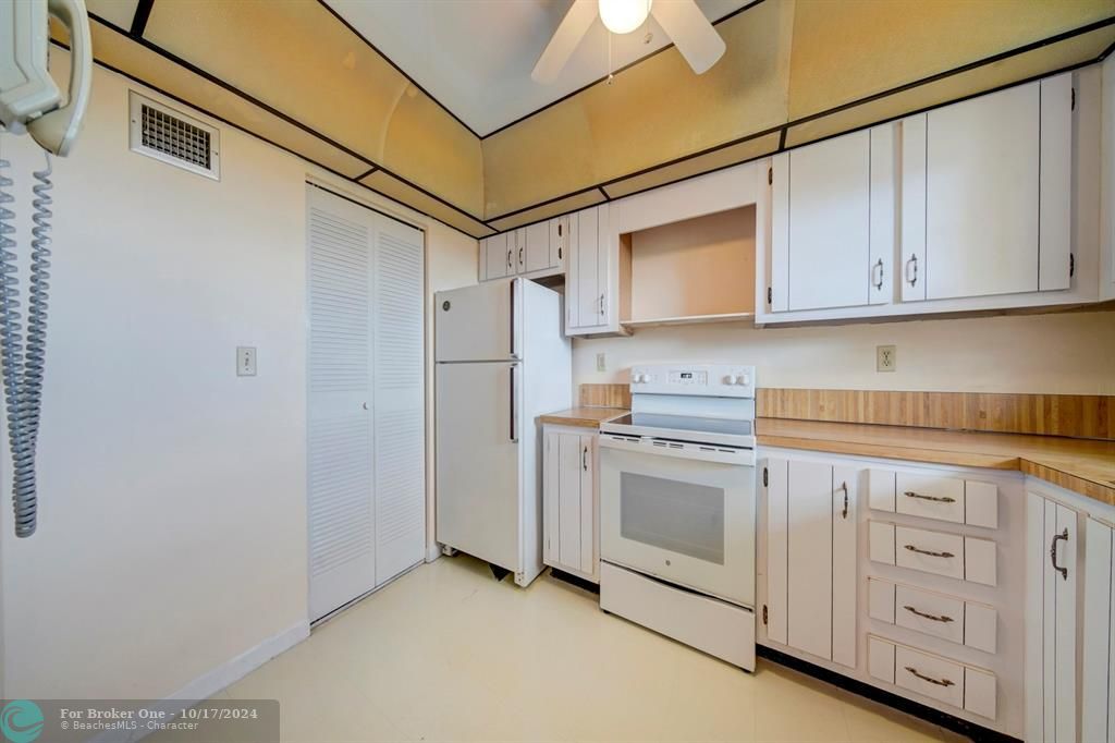 For Sale: $140,000 (2 beds, 2 baths, 1100 Square Feet)