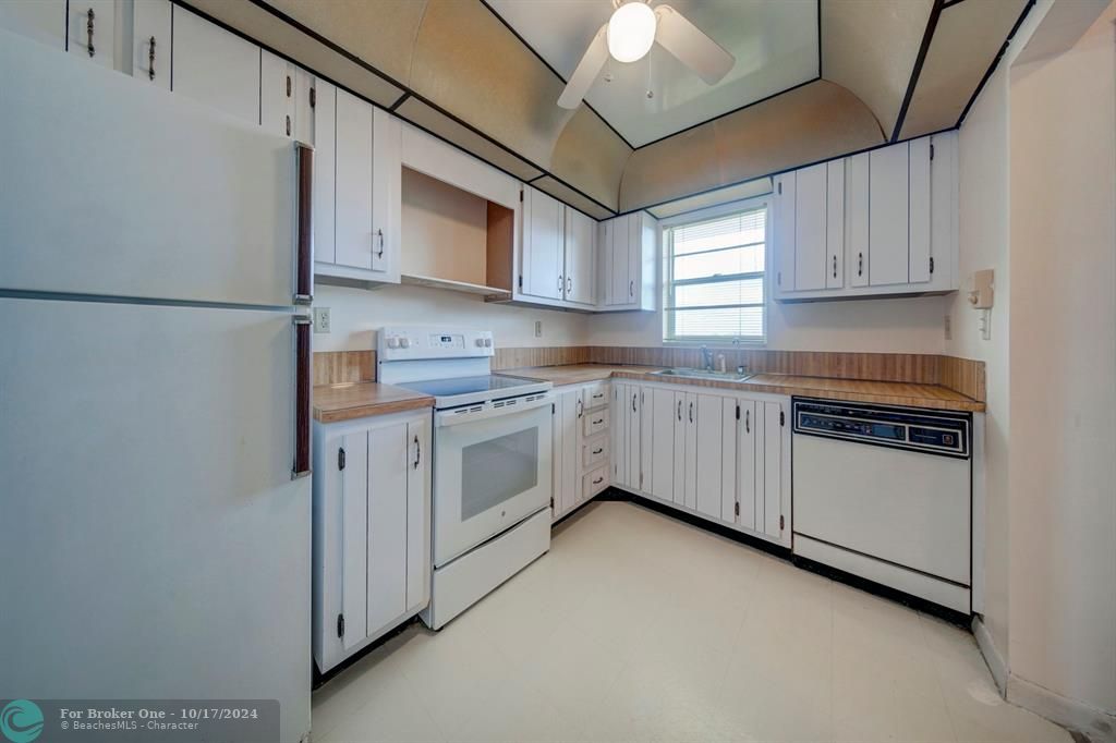 For Sale: $140,000 (2 beds, 2 baths, 1100 Square Feet)