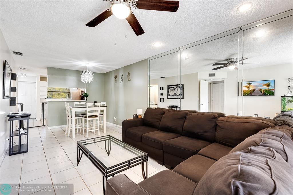 For Sale: $245,000 (2 beds, 2 baths, 985 Square Feet)