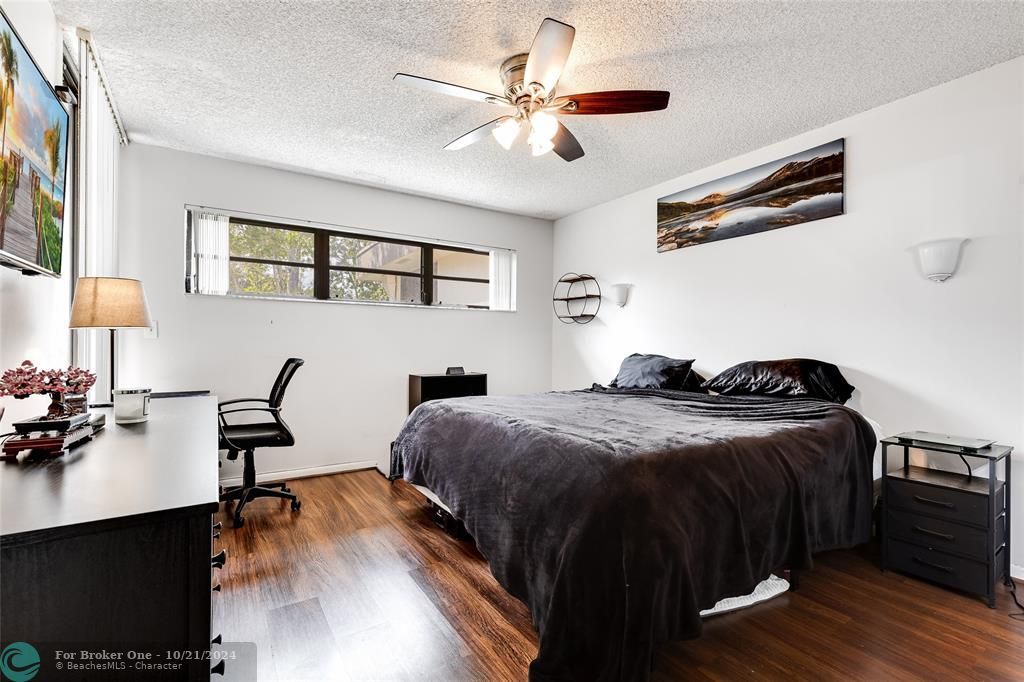 For Sale: $245,000 (2 beds, 2 baths, 985 Square Feet)